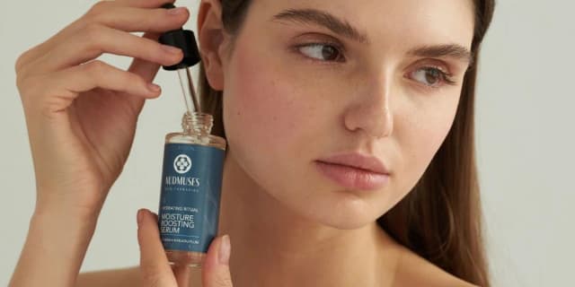 Modelka z otwartym naturalnym serum nawilżającym do twarzy Hydrating Ritual, Moisture Boosting Serum od Nudmuses.